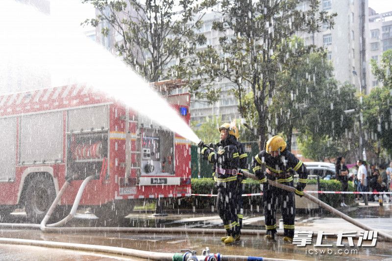 消防员现场“灭火”。
