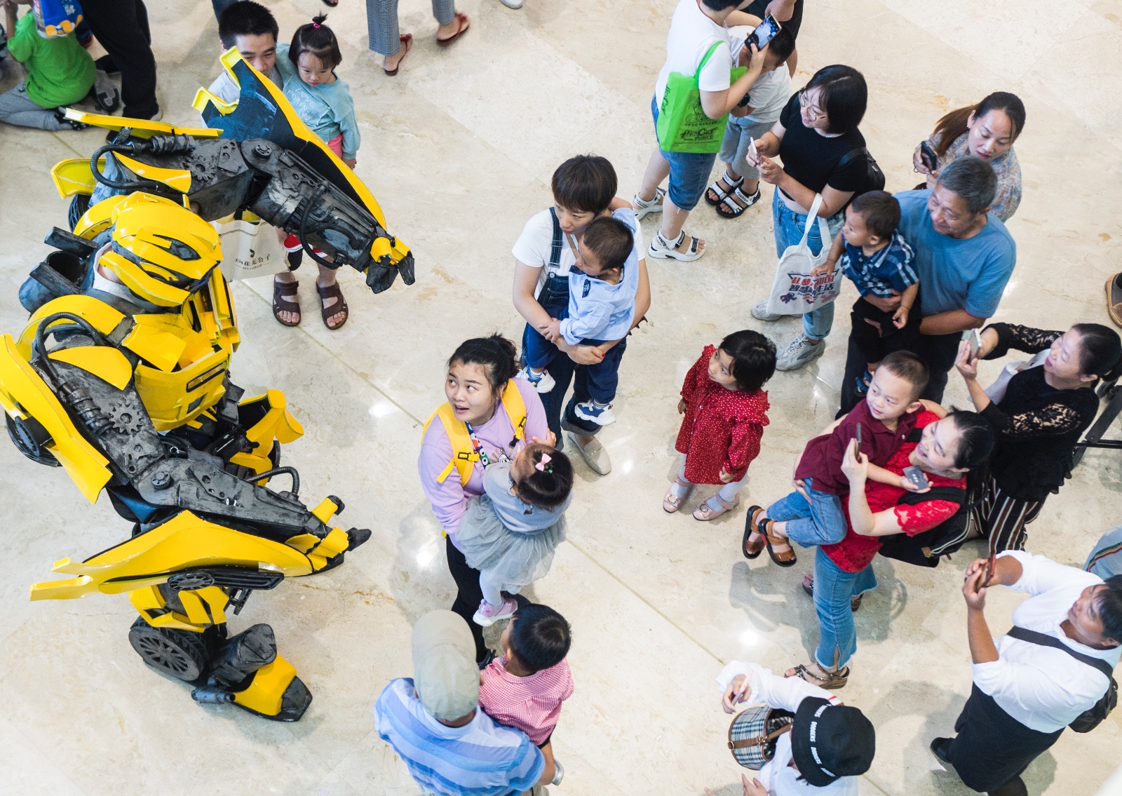 2019年全国科普日长沙主场活动现场，市民对机器人产生了好奇，纷纷与机器人互动。长沙晚报全媒体记者  邹麟 摄
