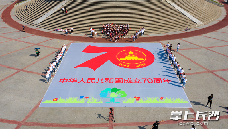 巨幅沙画表达博才金鹰小学师生和家长对祖国70华诞的祝福。