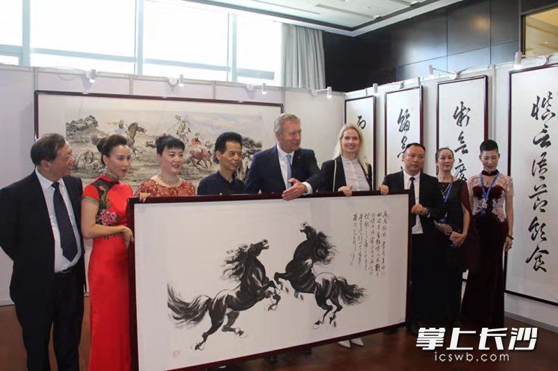 9 月 20日，陈恺良画展在合肥中国书法大厦举行，拉开了陈恺良画展全球巡展的序幕。