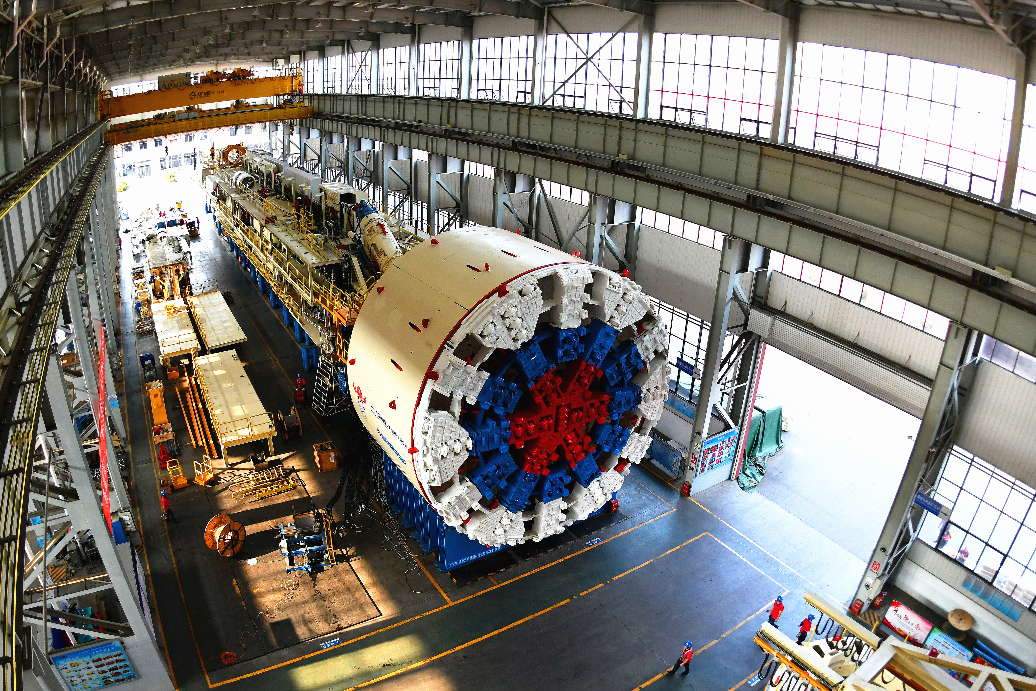我国直径11米盾构机首次“欧漂”，系铁建重工出口欧洲最大直径盾构机。