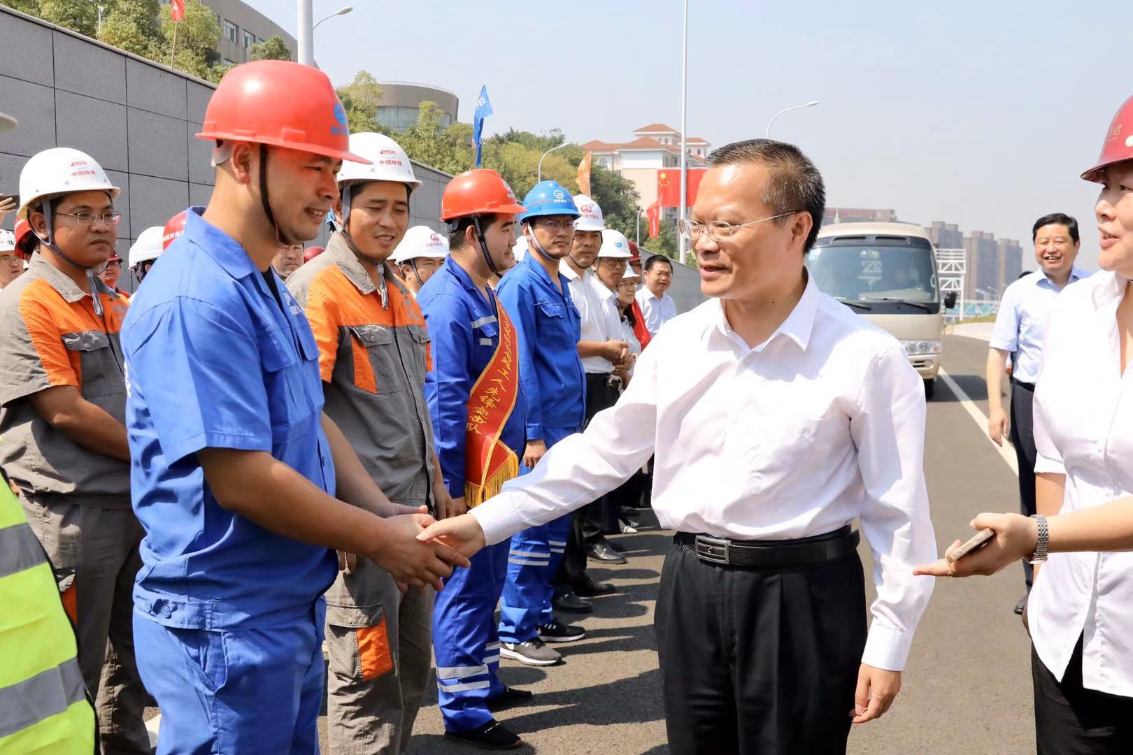 胡忠雄慰问湘府路快改项目建设者，并见证湘府路快速路改造项目主线开通试运行。