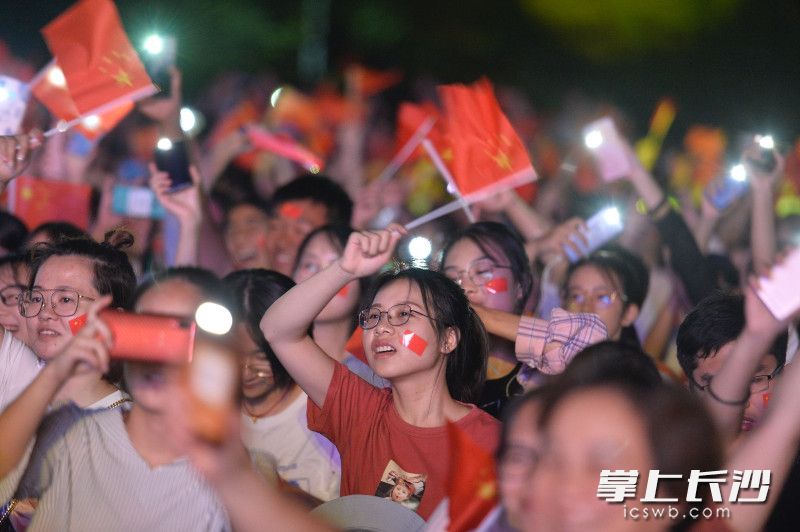 9月28日晚上，湖南中医药大学举行晚会，万名学子聚集操场，共同庆祝新中国成立70周年。