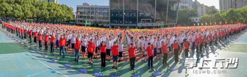 今天下午4时，湖南省地质中学近4000师生齐聚操场，通过朗读红色经典、歌唱祖国，齐声告白等方式，向祖国母亲表达诚挚的热爱和祝福。