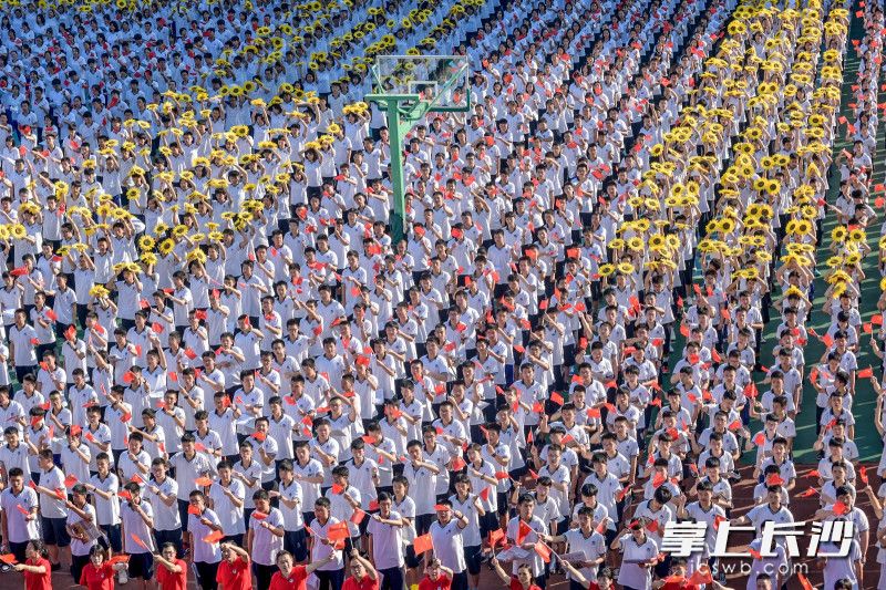 今天下午4时，湖南省地质中学近4000师生齐聚操场，通过朗读红色经典、歌唱祖国，齐声告白等方式，向祖国母亲表达诚挚的热爱和祝福。