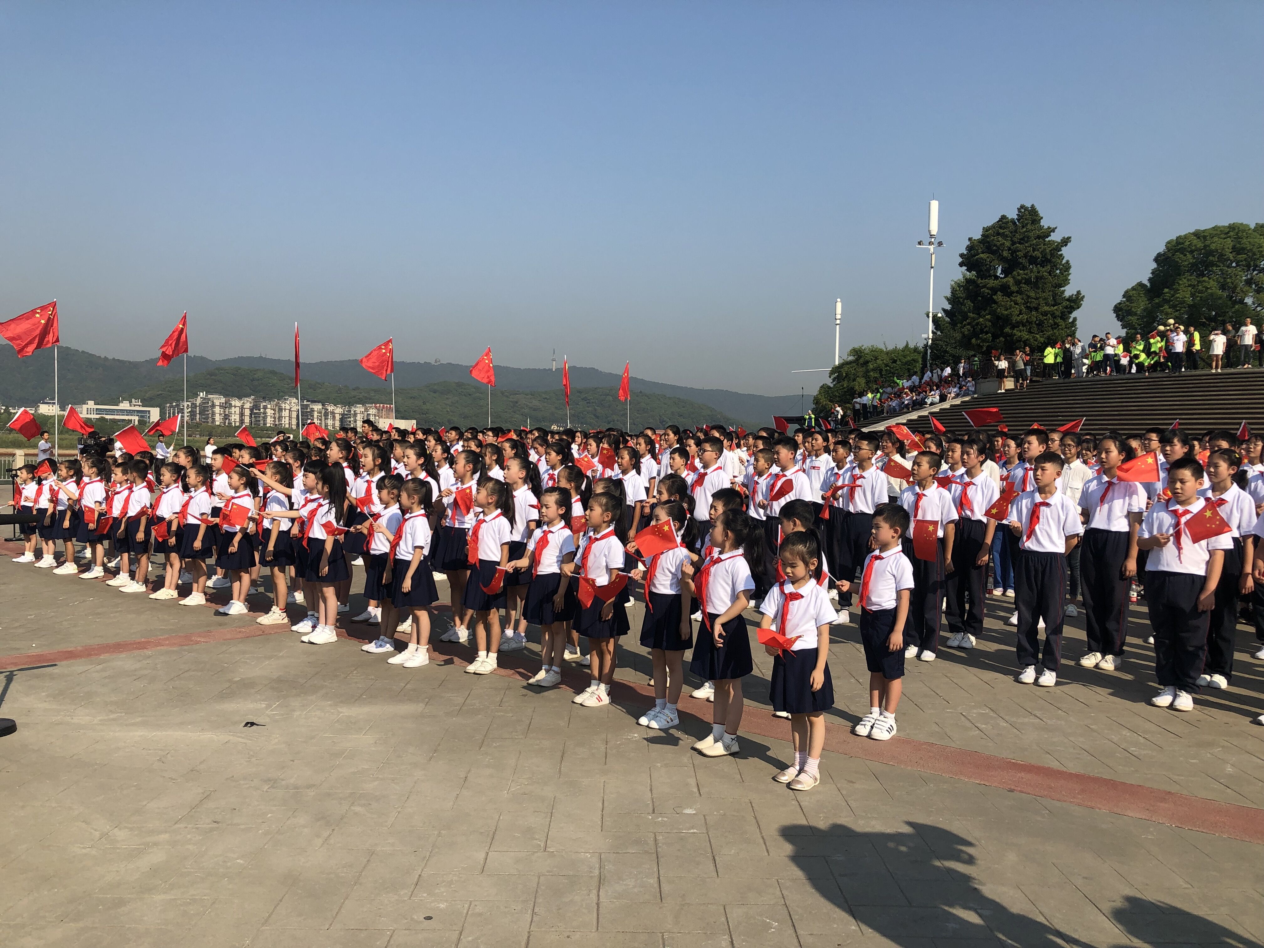 今日，千名师生代表齐聚橘子洲头，用歌声献礼新中国成立70周年。图片均为长沙晚报全媒体记者 钱娟 拍摄