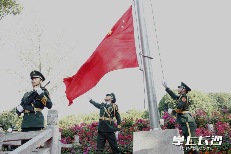 10月1日上午，省委举行庄严的升国旗仪式，庆祝中华人民共和国成立70周年。湖南日报记者 罗新国 摄