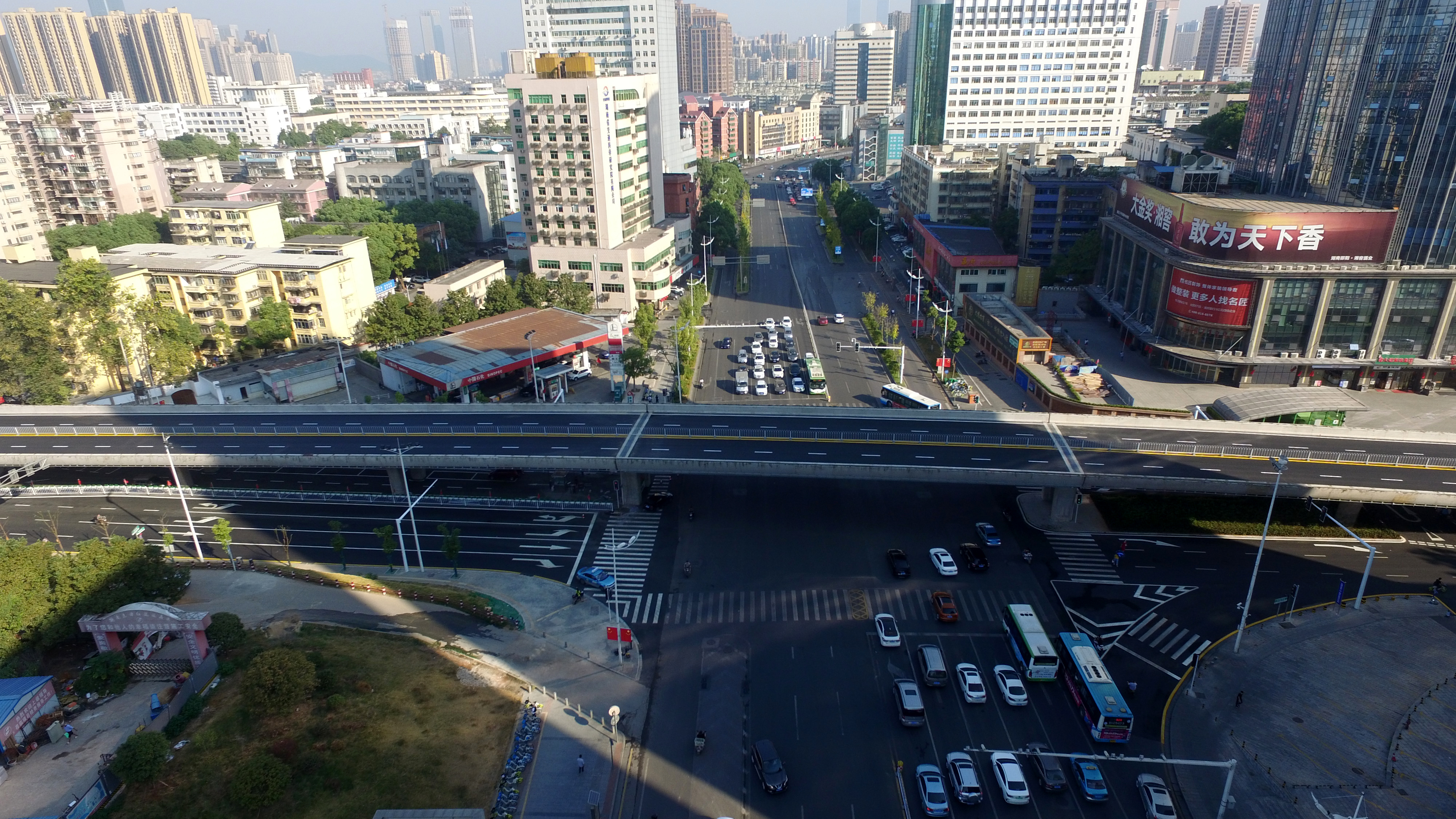 新建西路跨线桥通车，与芙蓉路交会。均为长沙晚报全媒体记者 石祯专 摄