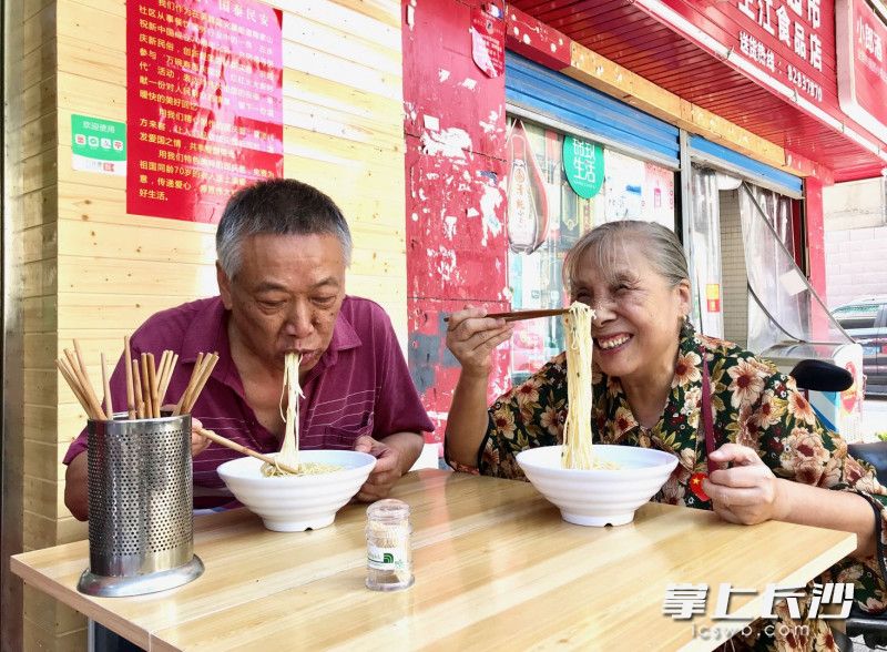 今天，70岁以上的居民走进陶家山社区的任意一家面馆，都能免费吃碗“国庆面”。 长沙晚报全媒体记者 周游 摄