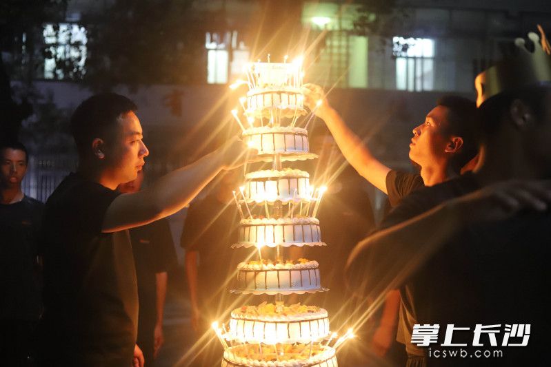 蛋糕上的生日蜡烛被点燃。