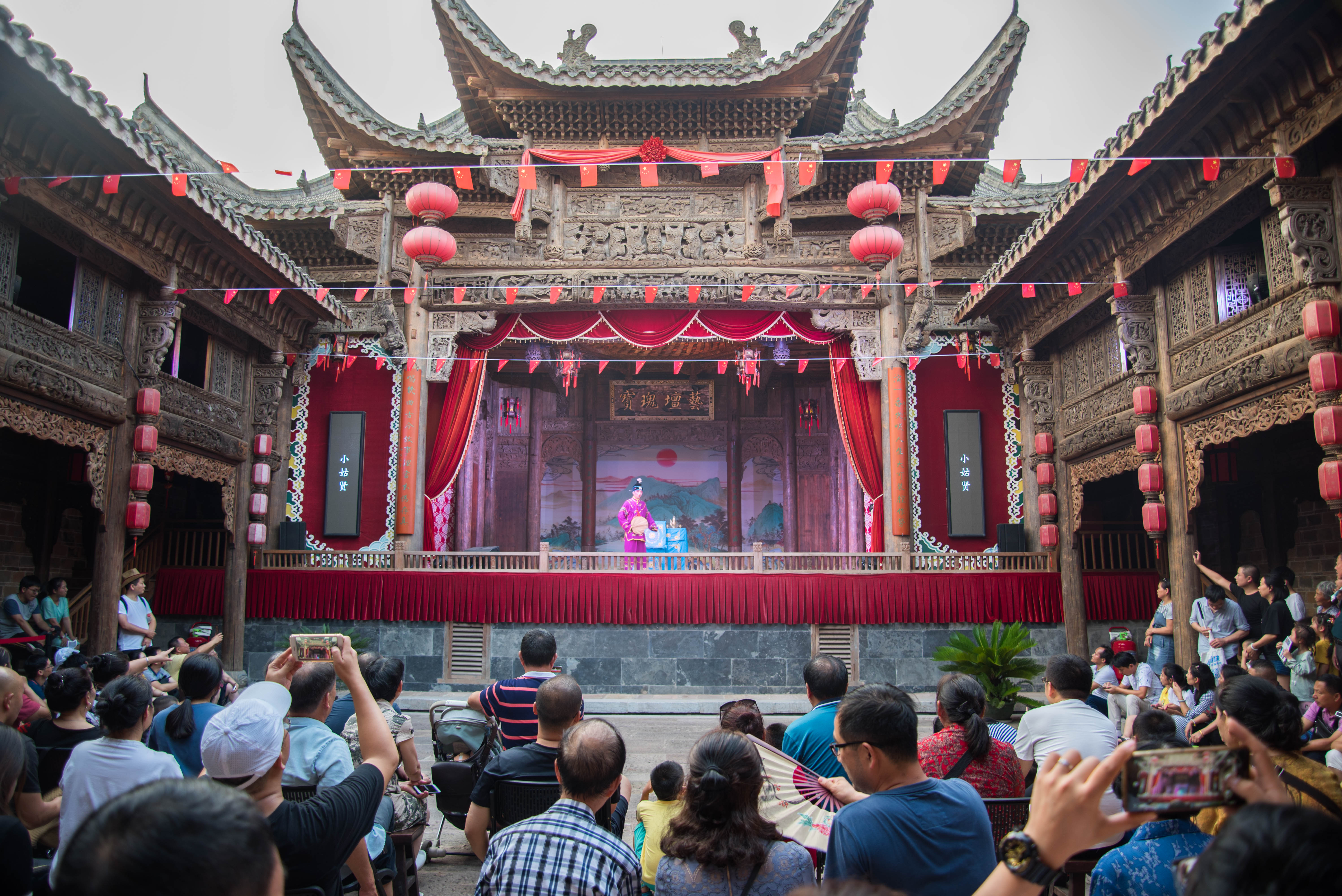 丰富的民俗活动丰富假日市场，图为新华联铜官窑古镇戏楼。