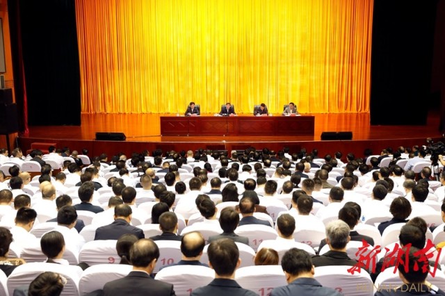 10月8日下午，省委书记杜家毫在省委党校为党员干部讲专题党课