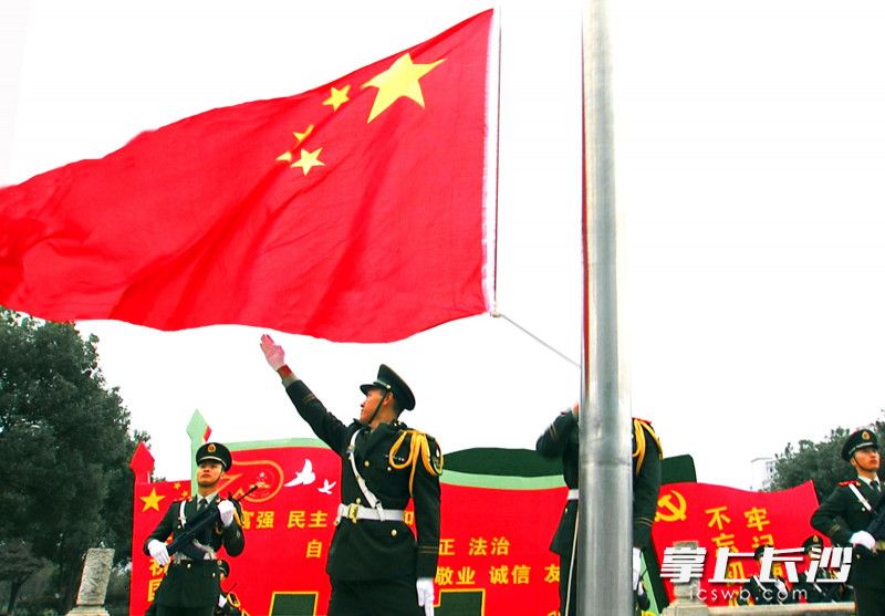 10月8日是国庆长假后上班第一天，长沙市直机关举行庄严的升国旗仪式，庆祝中华人民共和国成立70周年。长沙晚报全媒体记者 周柏平 摄
