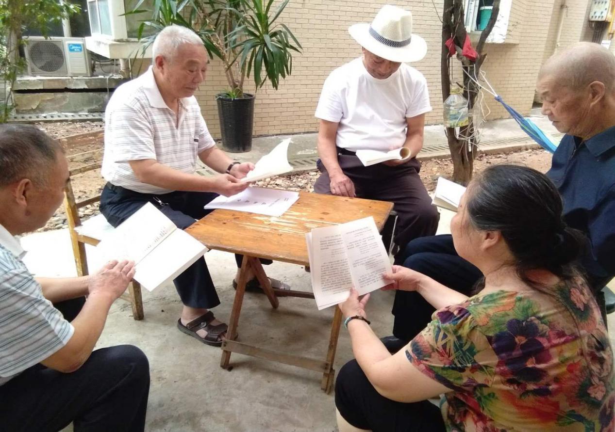 老人们在集中学习。