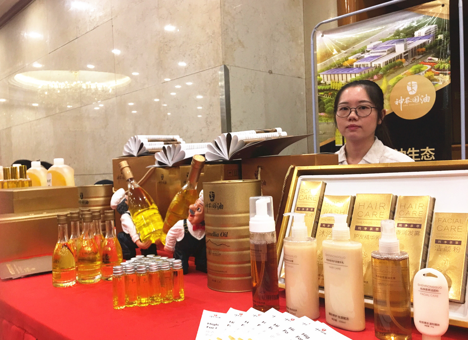 耒阳市将油茶列为经济转型的支柱产业之一进行发展，推出以油茶为原材料的系列产品。周辉霞摄 