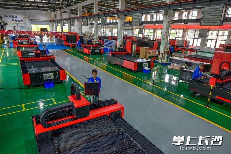 湖南大族智能装备制造基地内，一台台具有“中国红”外观、“大族芯”技术的光纤激光切割机已组装完毕。