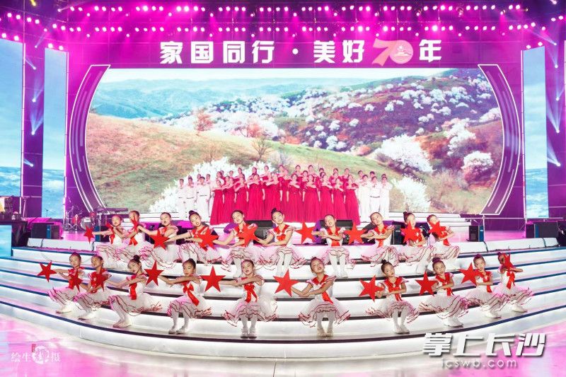 由长沙万科业主、知名歌手和湖南省歌舞剧院携手打造的文艺盛会，为现场观众带来一场美妙的视听盛宴。均为孙波辉 摄