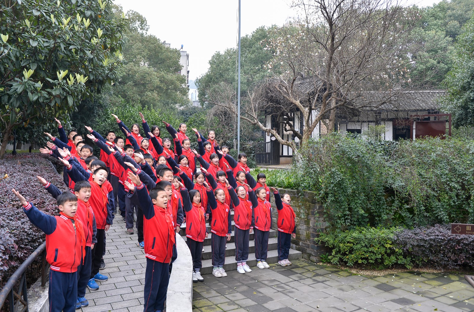 学生们在旧址内朗诵毛泽东诗词。长沙晚报全媒体记者 邹麟 摄