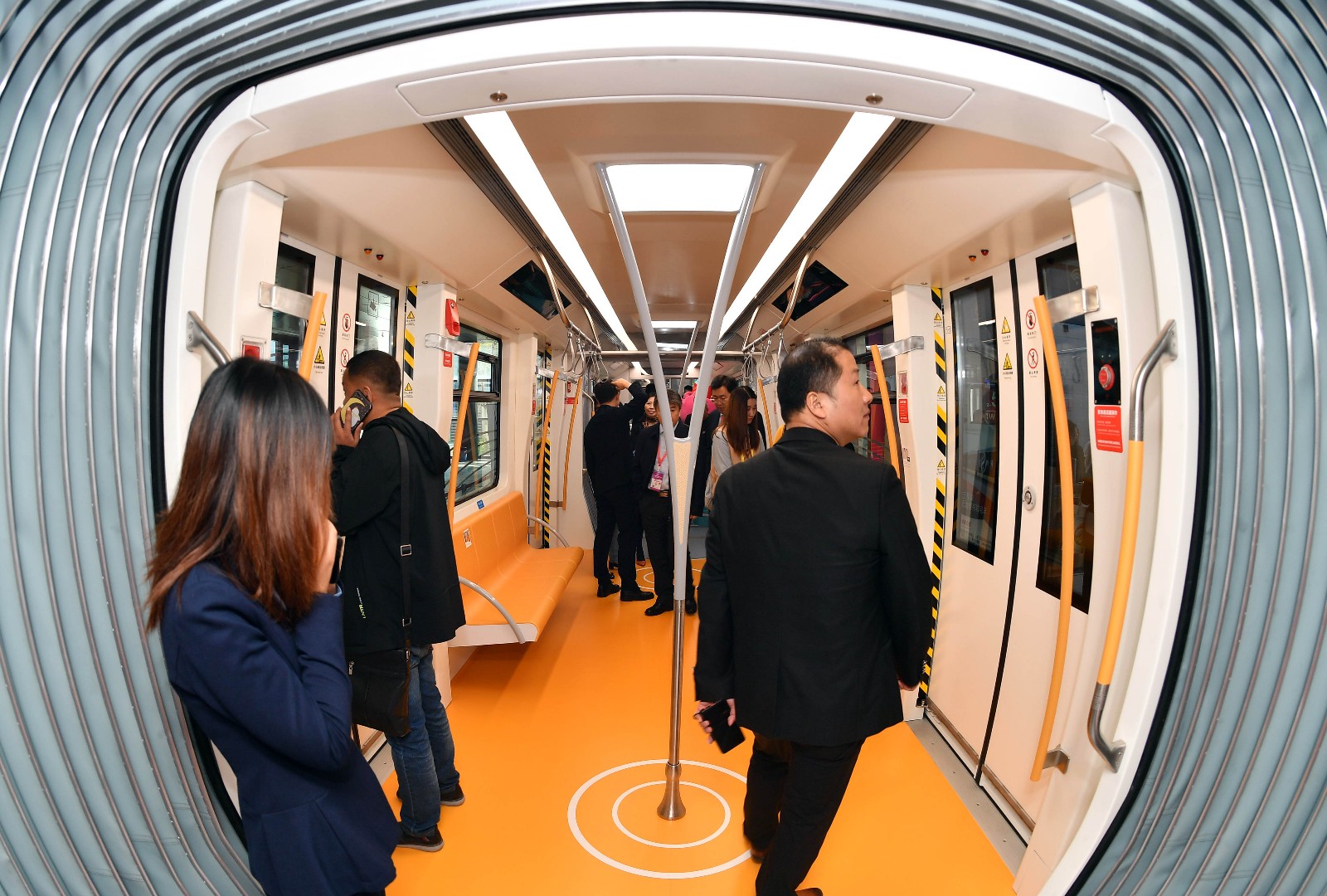 博览会展出的轨道交通模型吸引了参观者的目光。