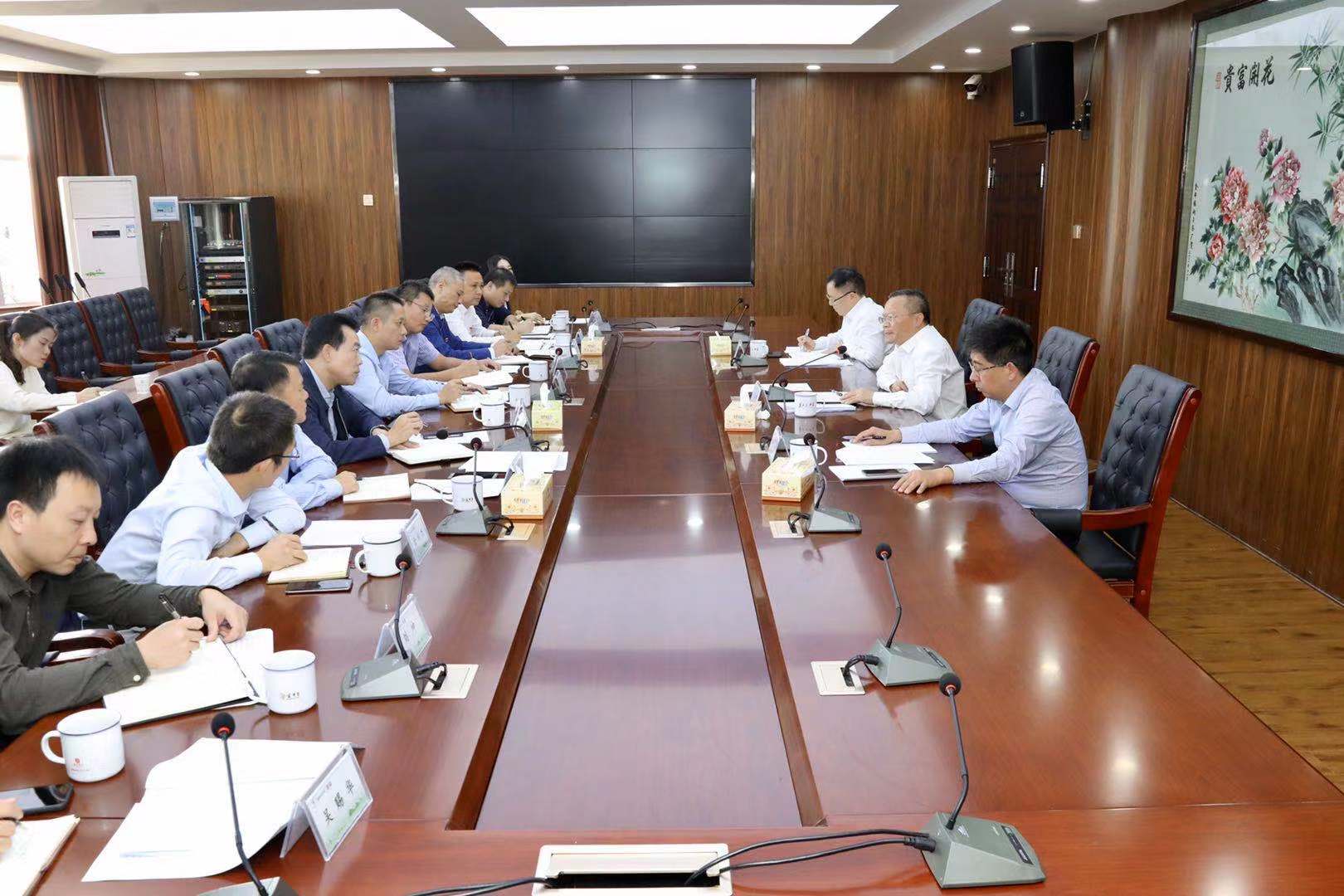 下午，胡忠雄组织金井镇班子成员召开主题教育座谈会。