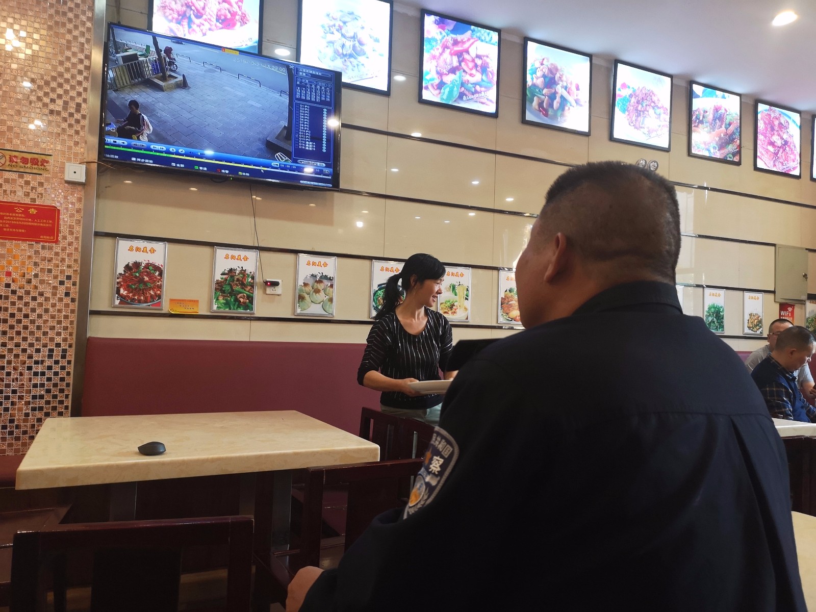 民警调取事发地旁边名阳粉店的监控视频。