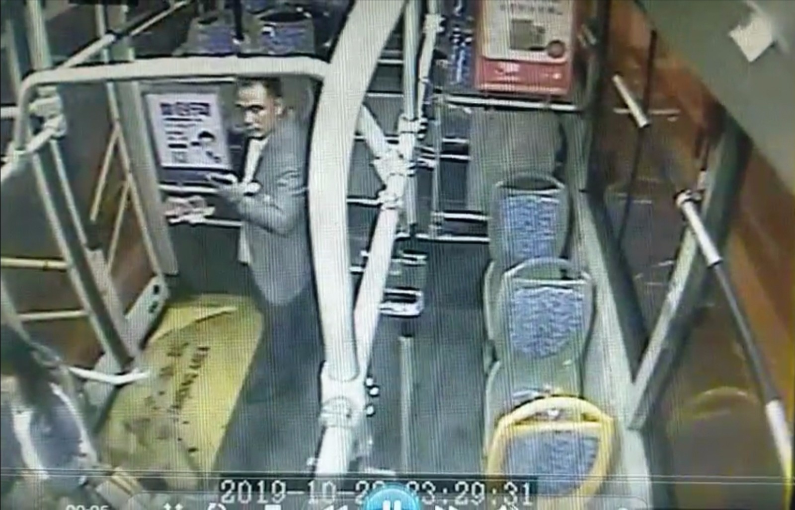 失主就是这名男乘客。 长沙晚报全媒体记者 小刘军 翻拍监控