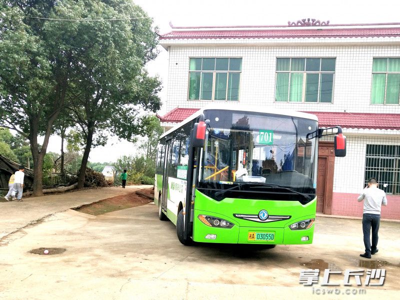 701路公交车开到了双江口镇左家山村的村民家门口。照片均为长沙晚报全媒体记者 张禹 通讯员 龙友良 摄