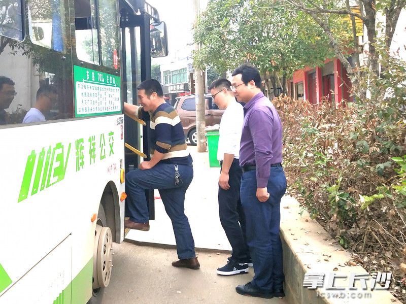 双江口镇朱良桥村村民正在乘坐701路公交车。