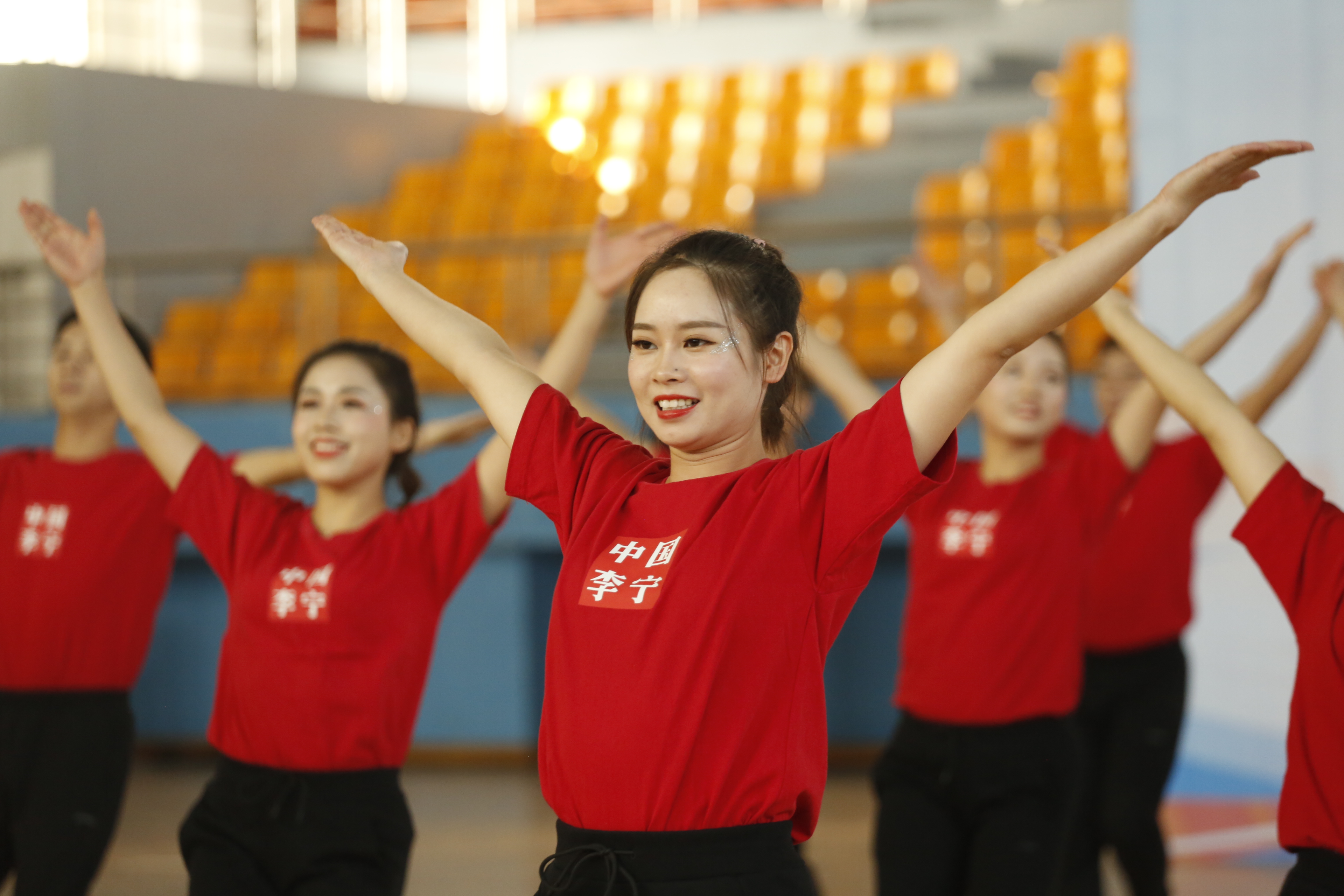 全部由年轻的体育老师组成的雨花区教育局广场舞代表队。 李桐瑶 供图