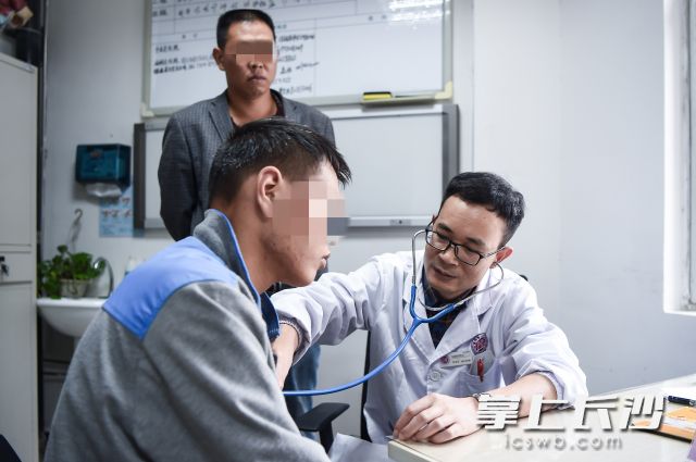 阳阳到湖南省人民医院做复查。湖南省人民医院 供图。