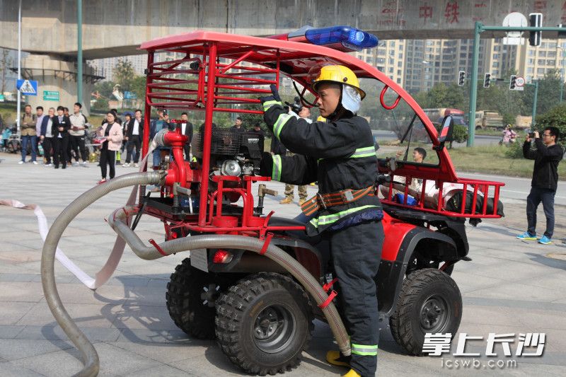 消防摩托车使用培训。