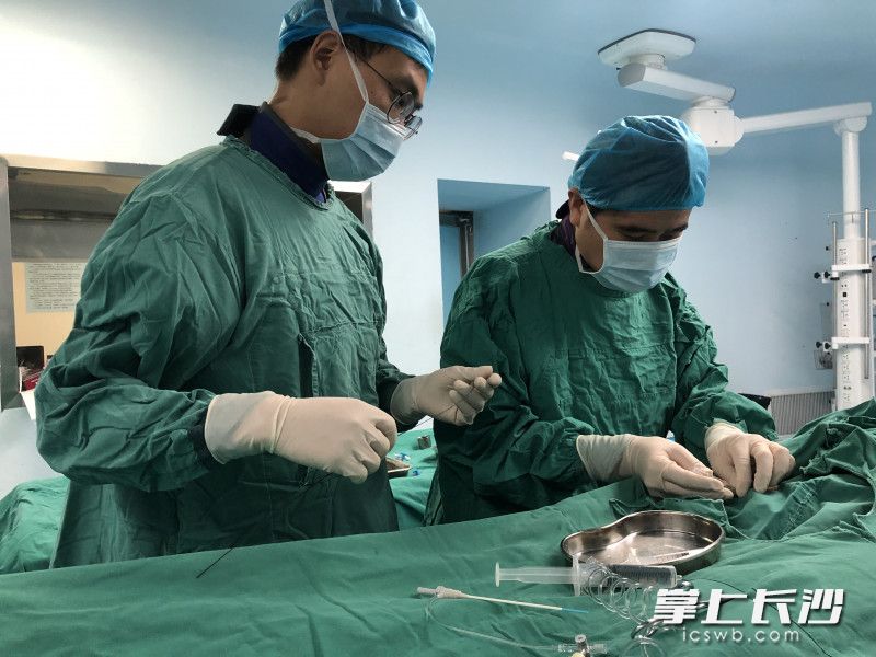 医生为患者进行介入手术。湖南省人民医院 供图。