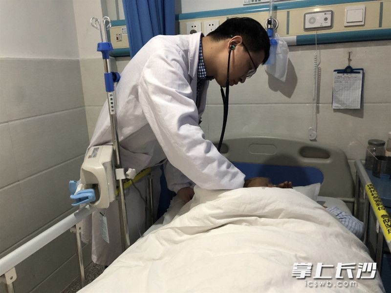 王鹏医生为老人进行检查。湖南省人民医院 供图。
