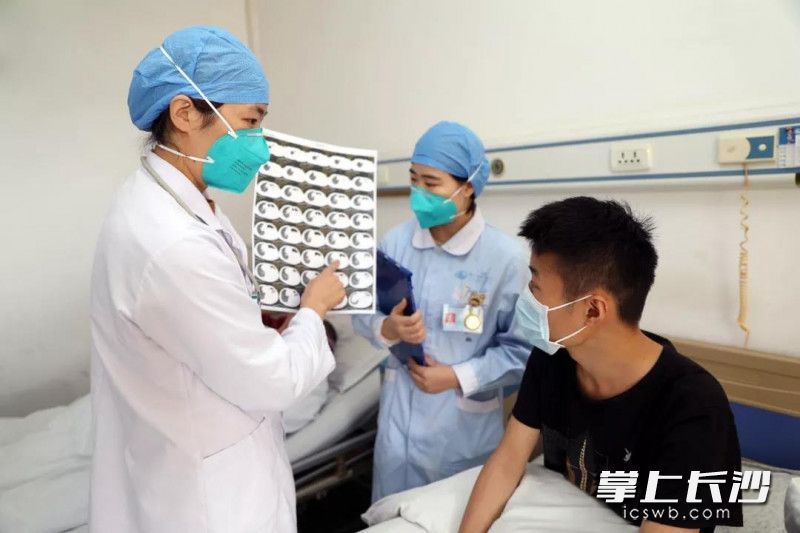 经过治疗，吴明的病情较前好转。
