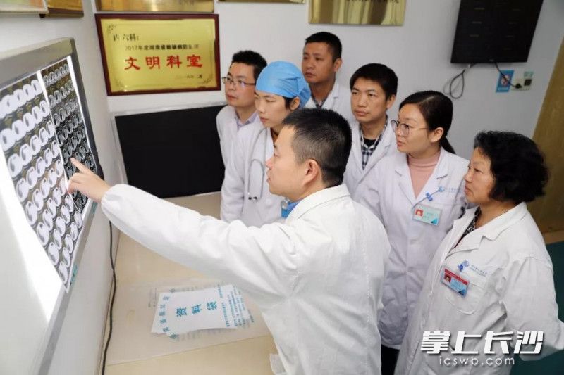 耐药专科医务人员对吴明的病情进行会诊。