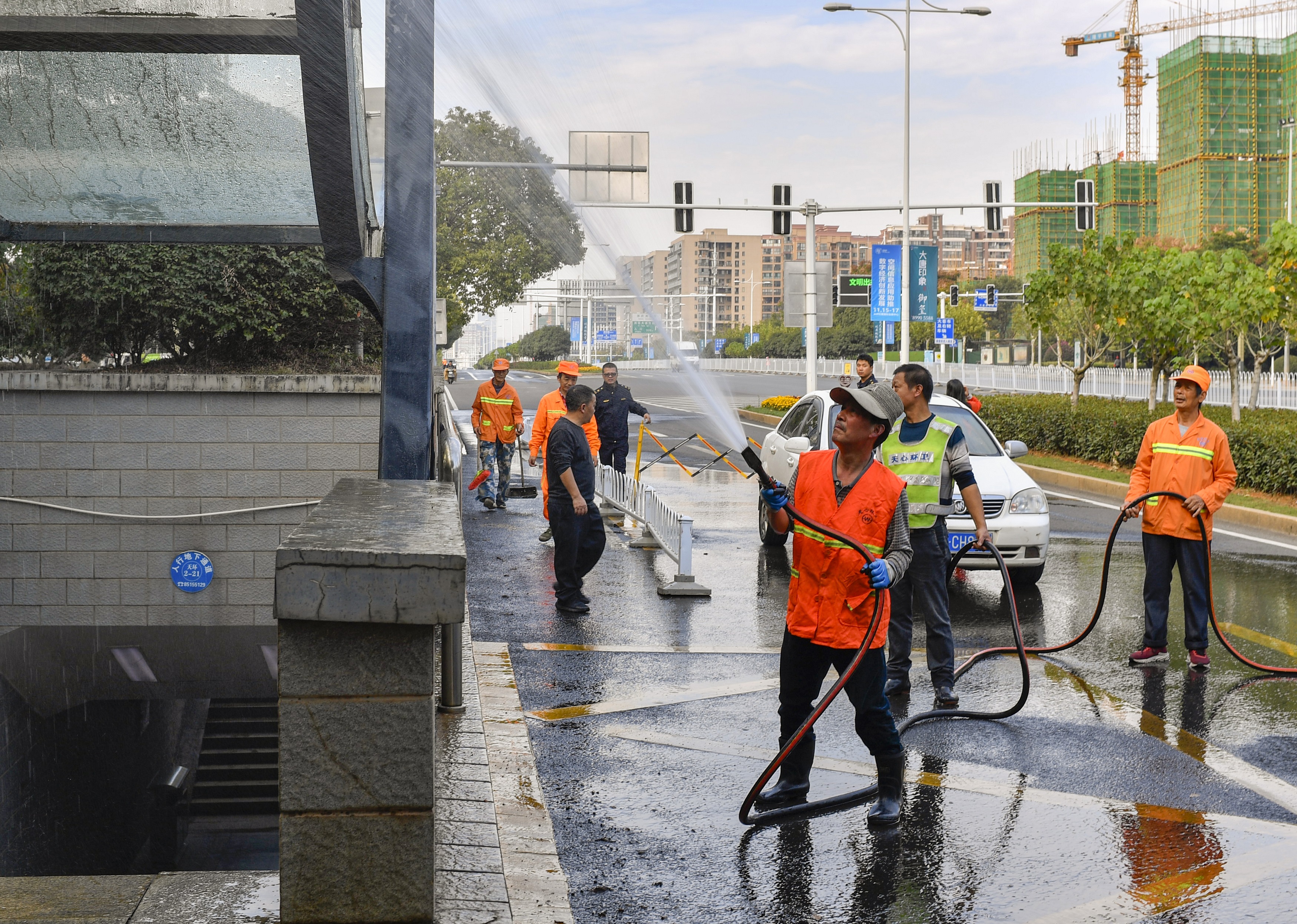 天心区芙蓉路上，城管系统全员上路，沿线的地下通道也被清洗得干干净净。