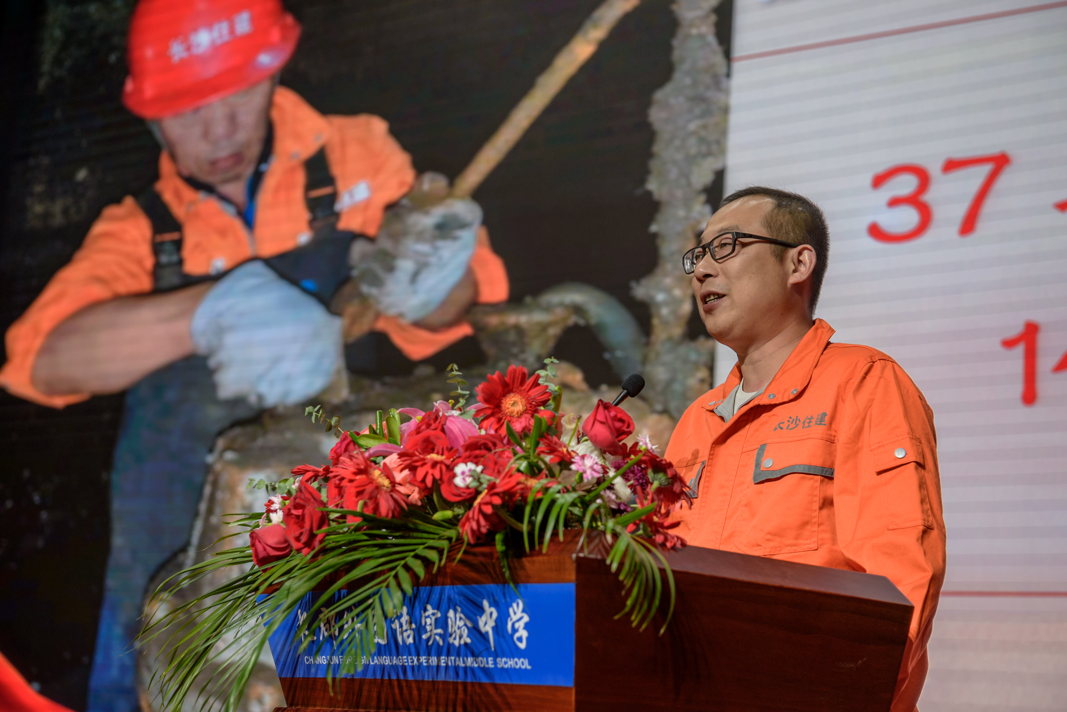 市城区排水设施运行服务中心工作人员胡臻讲述发生在机电维修班班长贺光明身上的故事。
