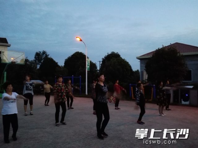 路灯照亮了村民的广场舞“舞台”。