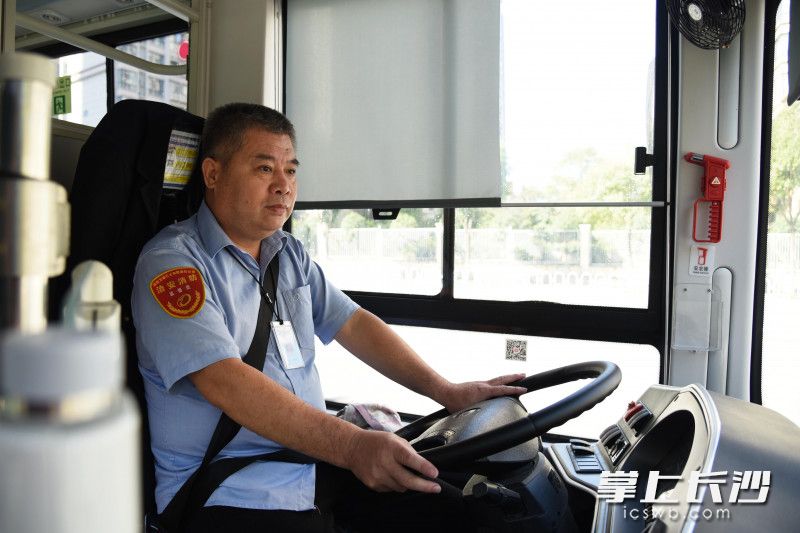 49岁的公交司机钟稳固开公交车有十几年，每次捡到乘客丢失的物品他都会想办法“完璧归赵”。长沙晚报全媒体记者 刘琦 摄