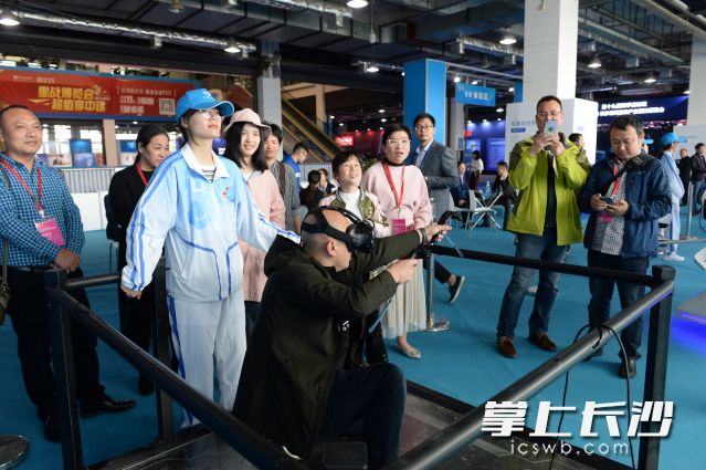 VR体验区，观众观摩体验中国航天事业建设成就。均由长沙晚报全媒体记者 石祯专 摄