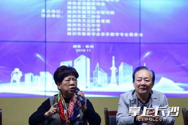 戏曲表演艺术家王永光、李小嘉等进行专家点评。