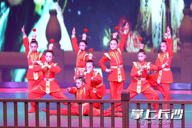 今日，庆祝中华人民共和国成立70周年长沙市戏曲进校园活动天心区专场在明德天心中学举行。