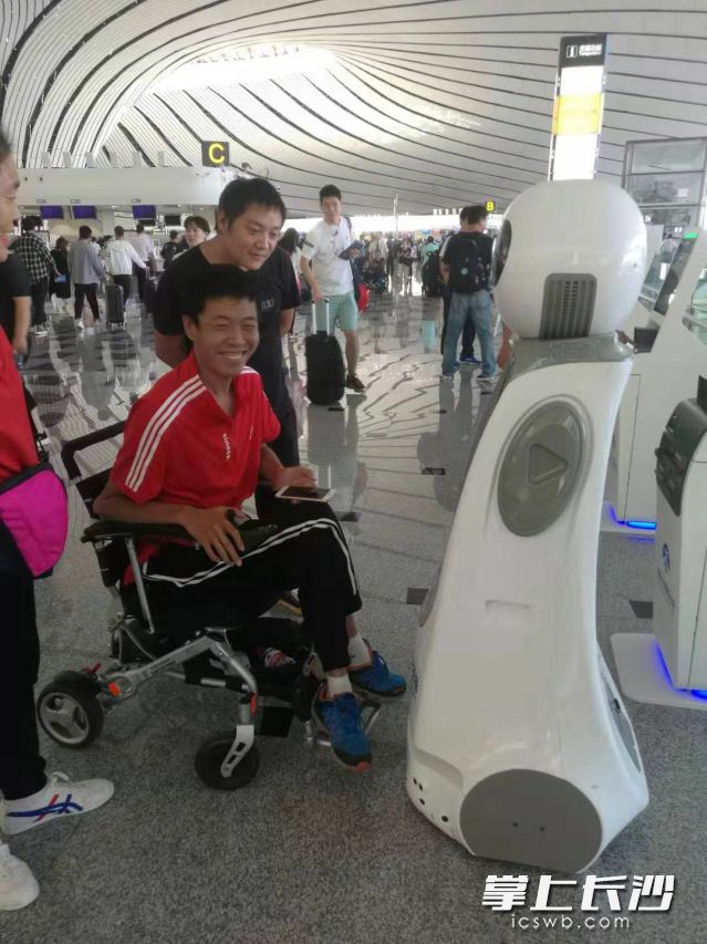 “长沙籍”机器人“小兴”在北京大兴机场里为旅客提供服务。湖南超能机器人技术有限公司供图