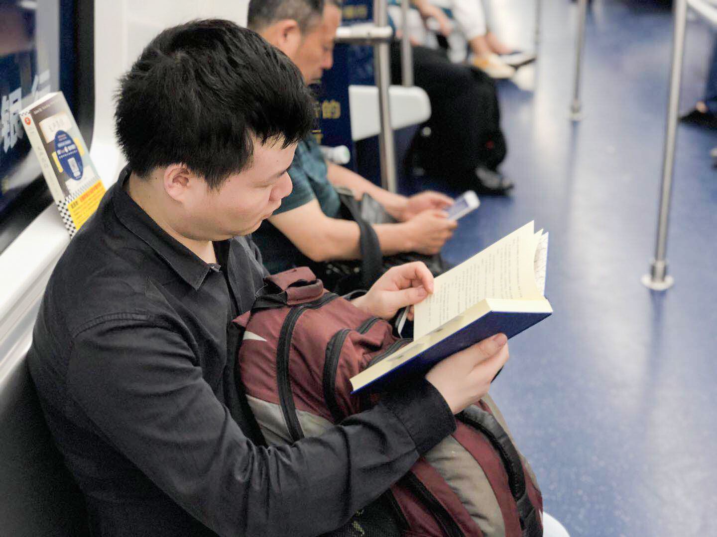 在长沙地铁的车厢里，漂流图书得到乘客们广泛认可。 长沙晚报全媒体记者 孙占锋 通讯员 但妲 摄