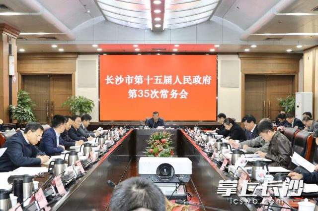 胡忠雄主持召开市政府第35次常务会议。图片均为刘书勤摄