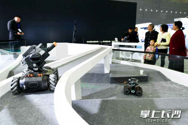 大疆的机甲战车机器人的对抗吸引了不少观众驻足。