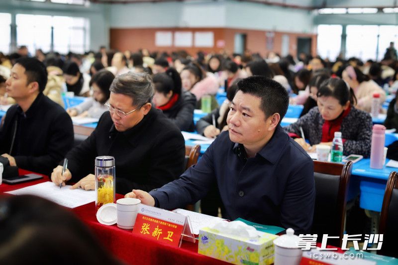 雨花区教育局党委书记、局长张新卫也一起参与学习。