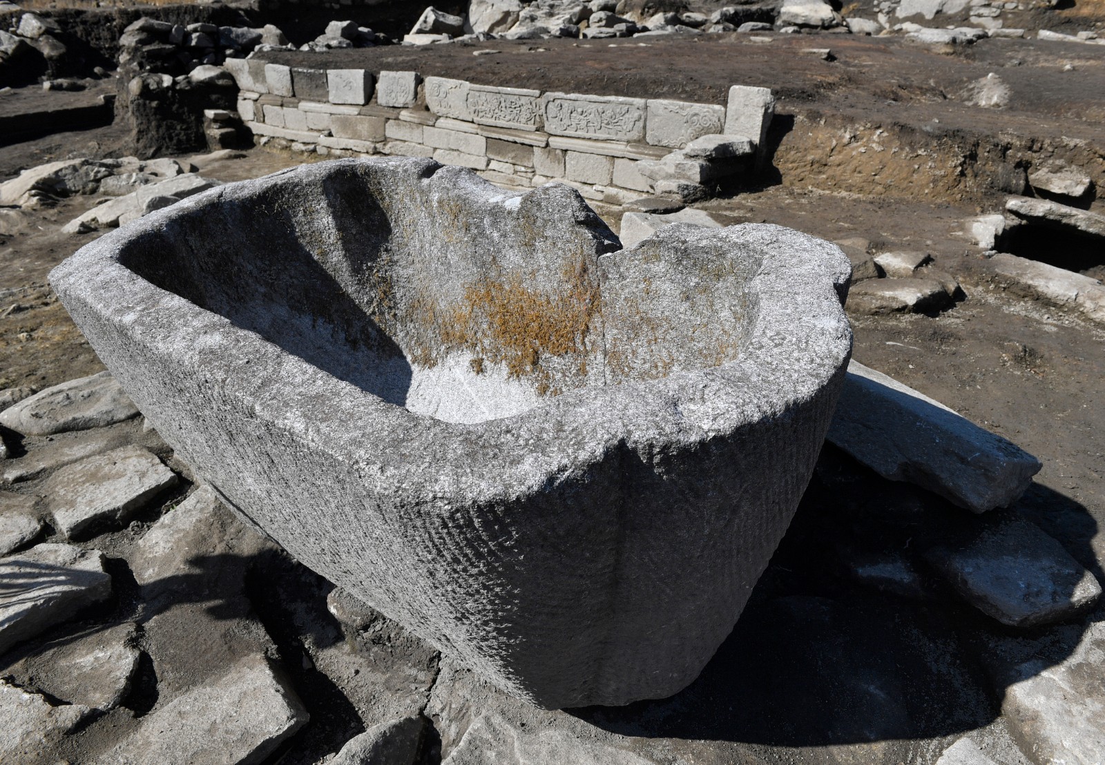 平江福寿山大湖坪遗址考古发掘出的储水石槽和寺庙明代台基上的雕花。