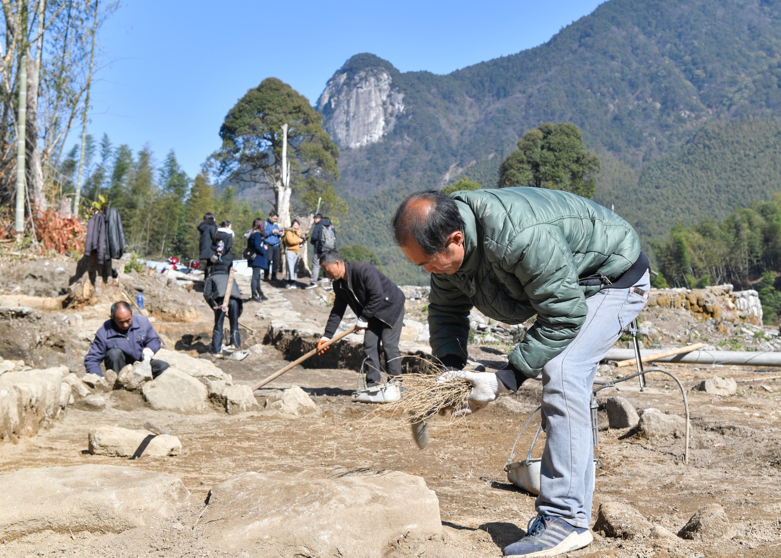 工作人员正在仔细的考古发掘。