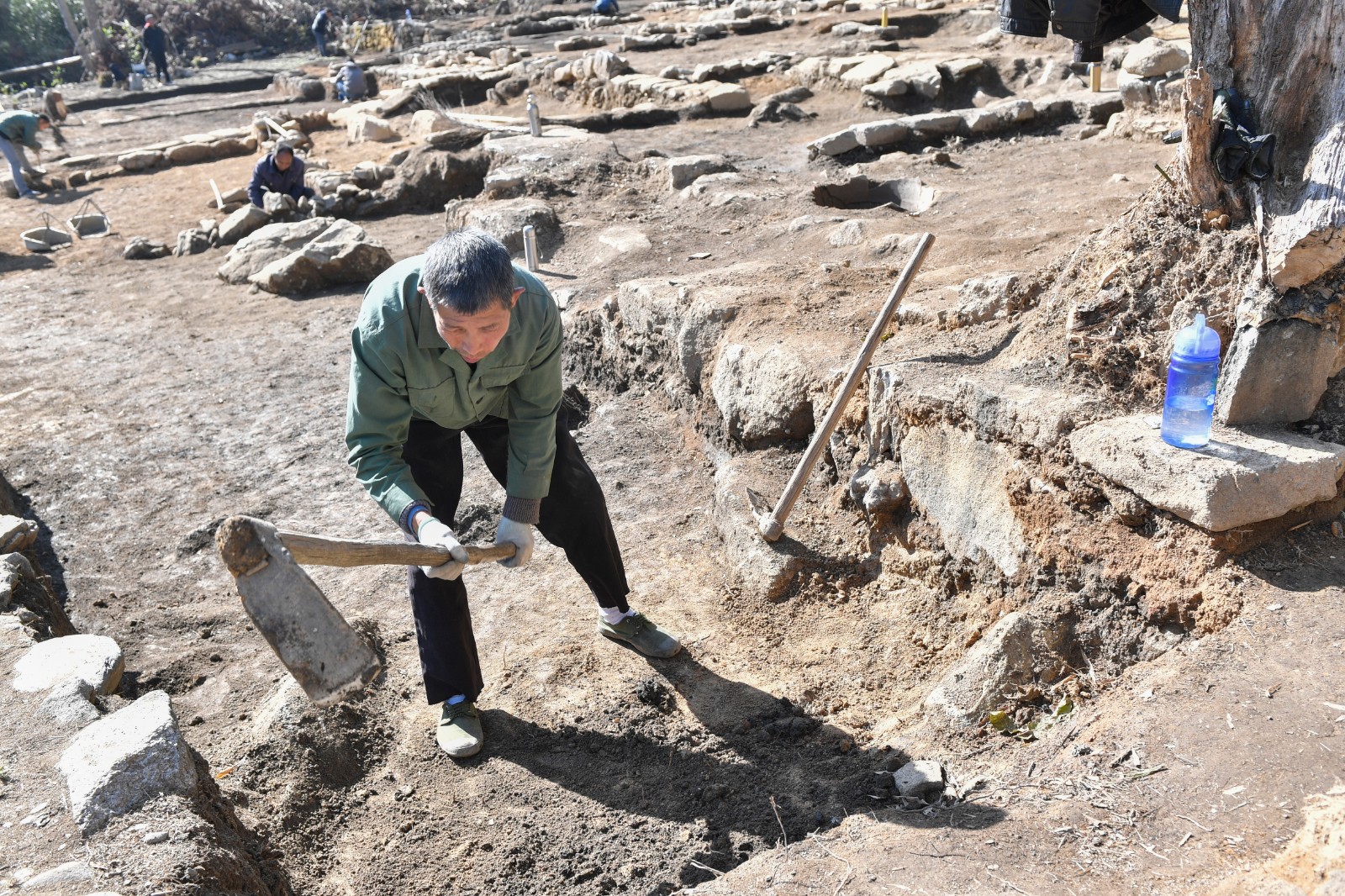 工作人员正在仔细的考古发掘。